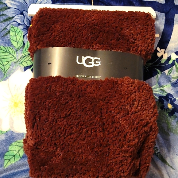 UGG Teddie Reversible Throw Blanket - Picture 3 of 4